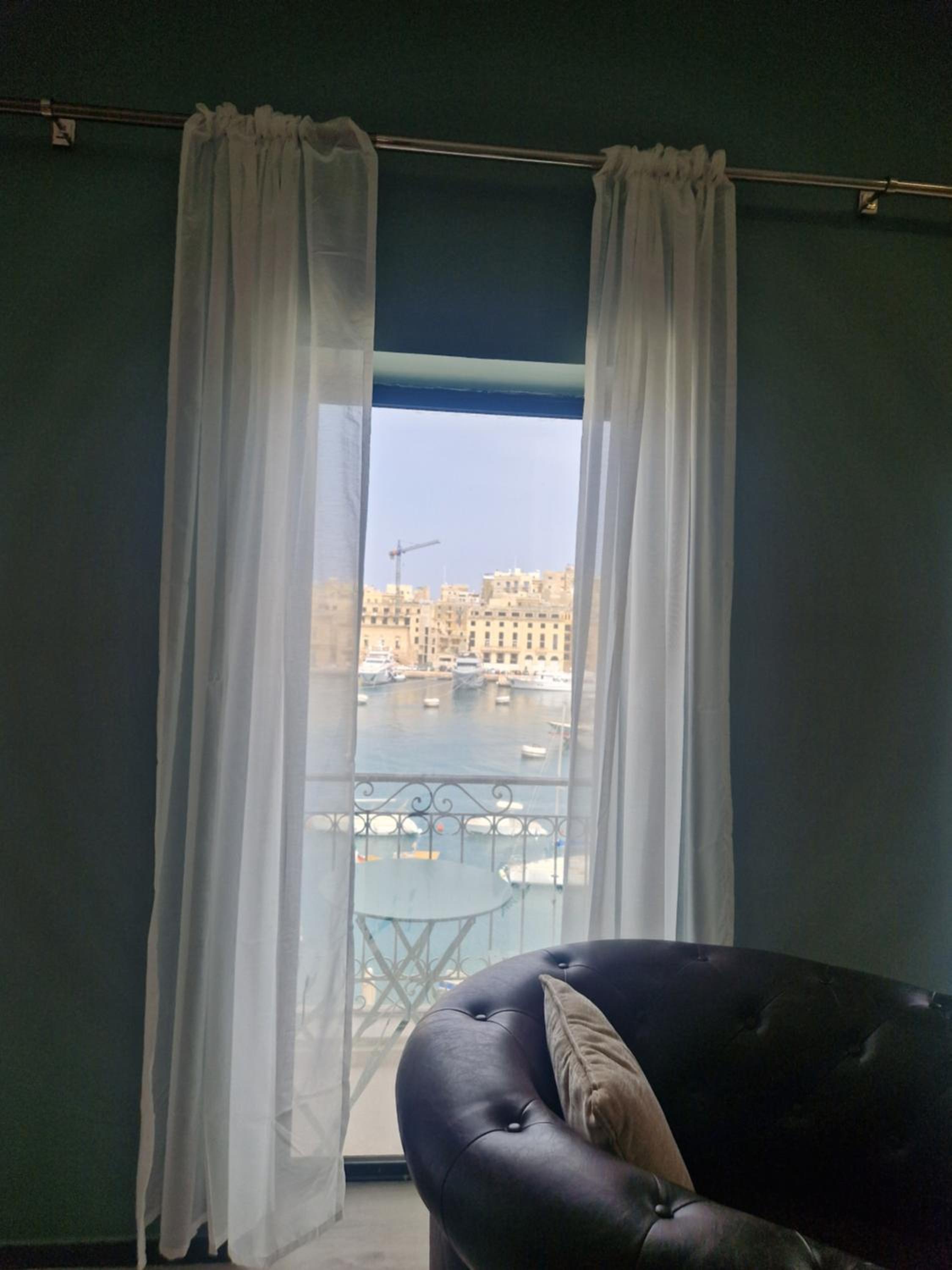 KORZO SUITES SENGLEA WATERFRONT