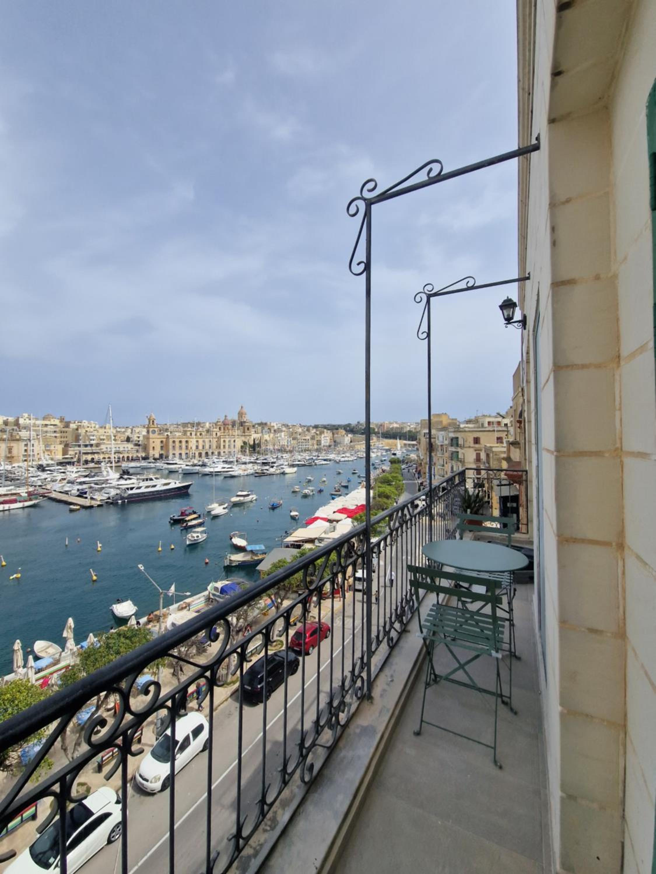 KORZO SUITES SENGLEA WATERFRONT