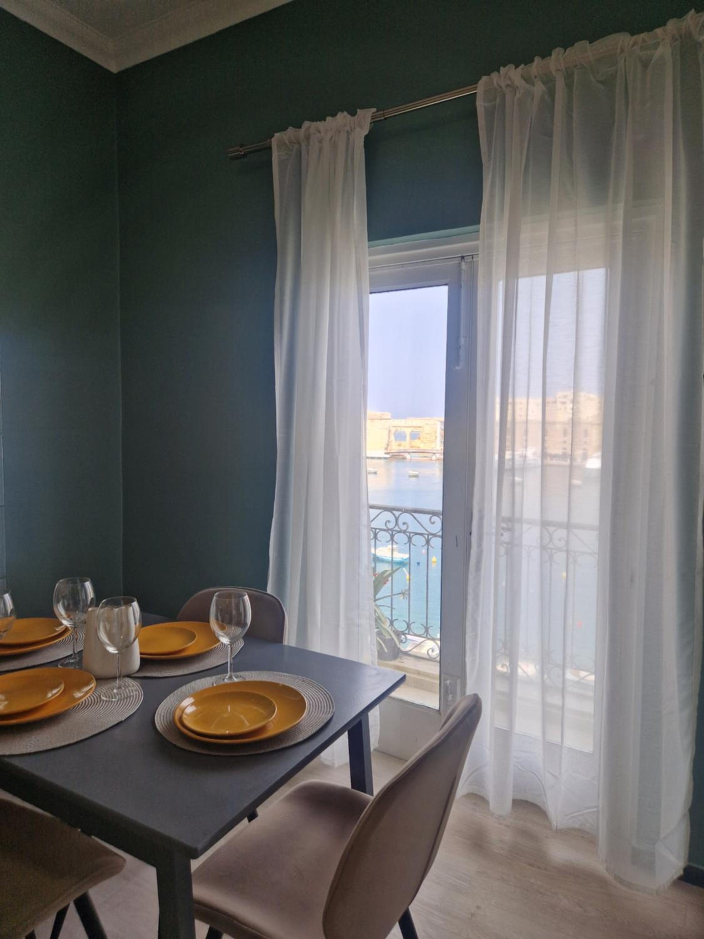 KORZO SUITES SENGLEA WATERFRONT