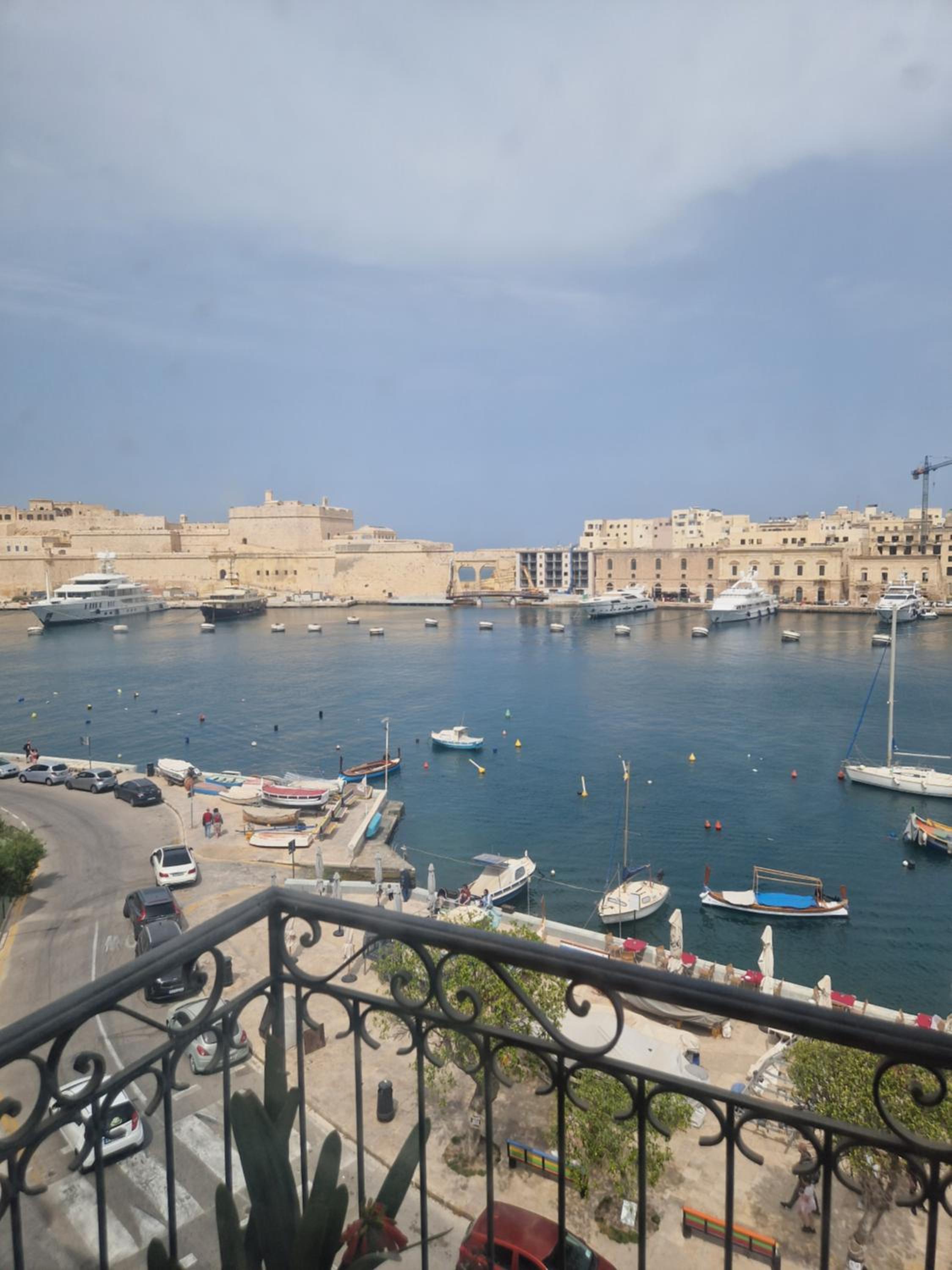 KORZO SUITES SENGLEA WATERFRONT