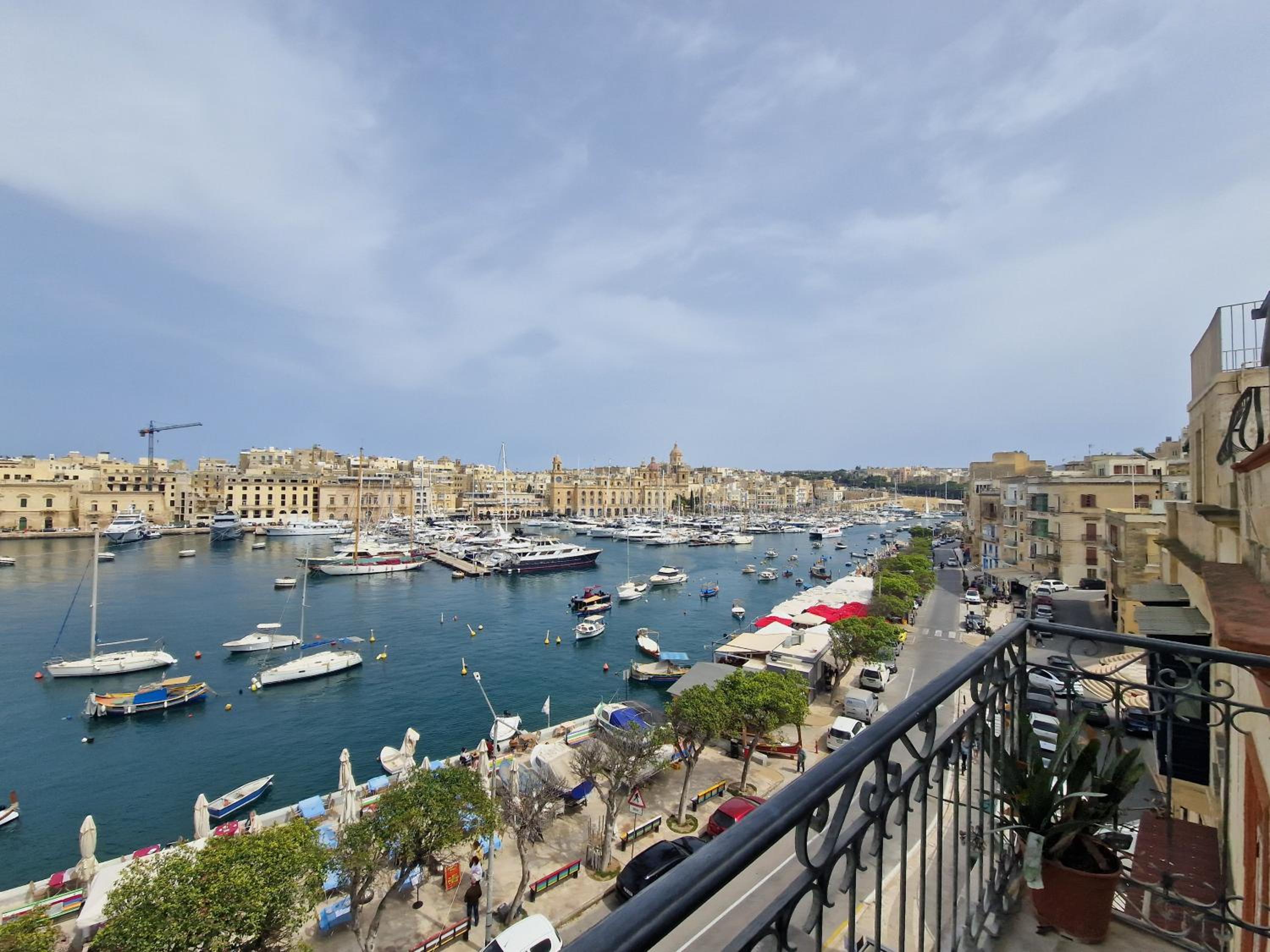 KORZO SUITES SENGLEA WATERFRONT