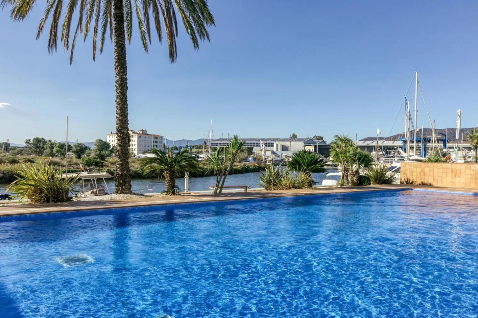 Apartament amb piscina i zona enjardinada