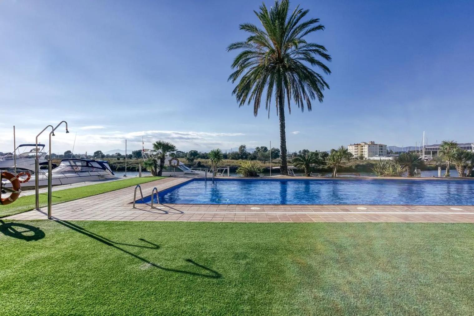 Apartament amb piscina i zona enjardinada