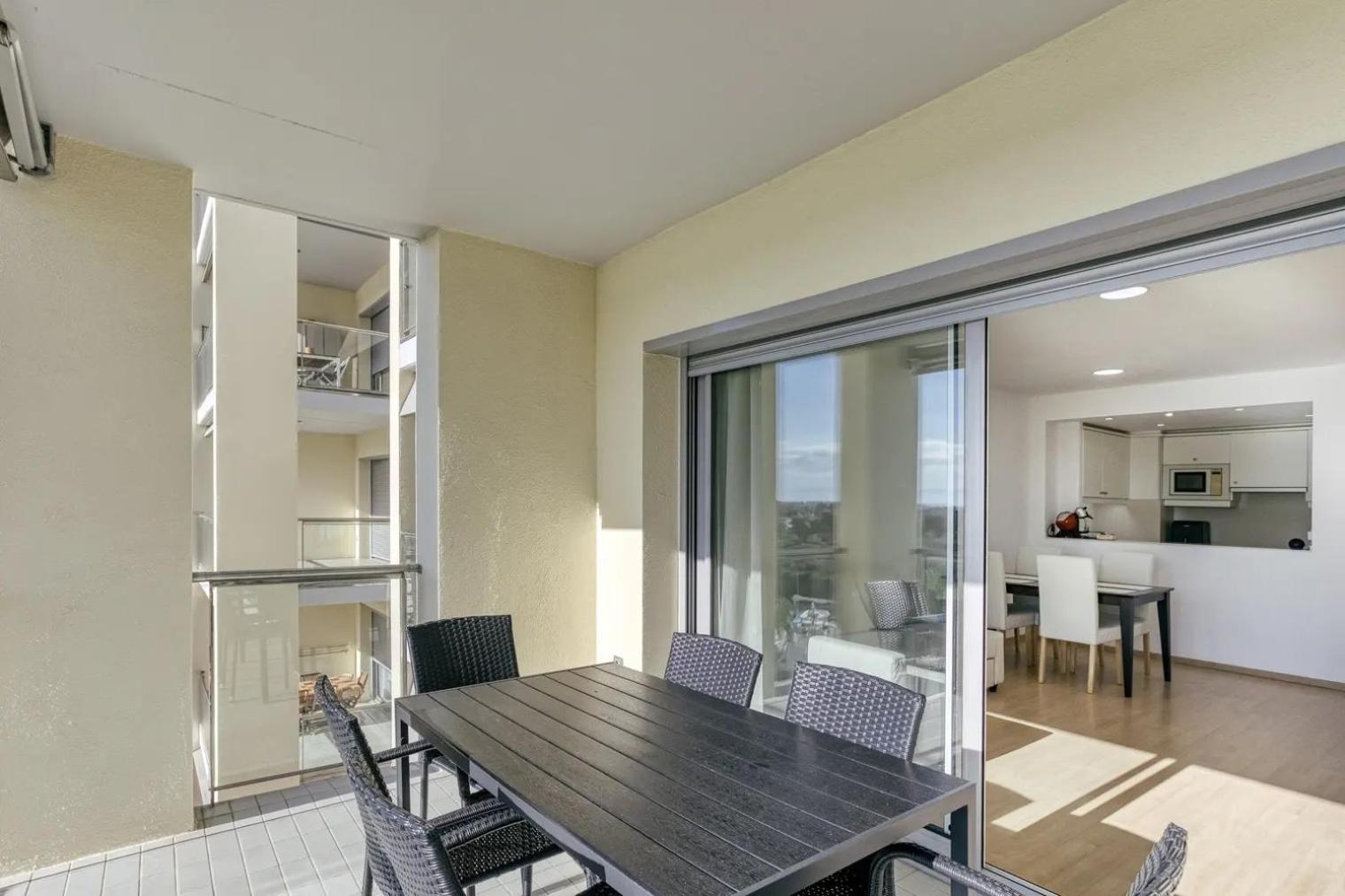 Apartament amb piscina i zona enjardinada