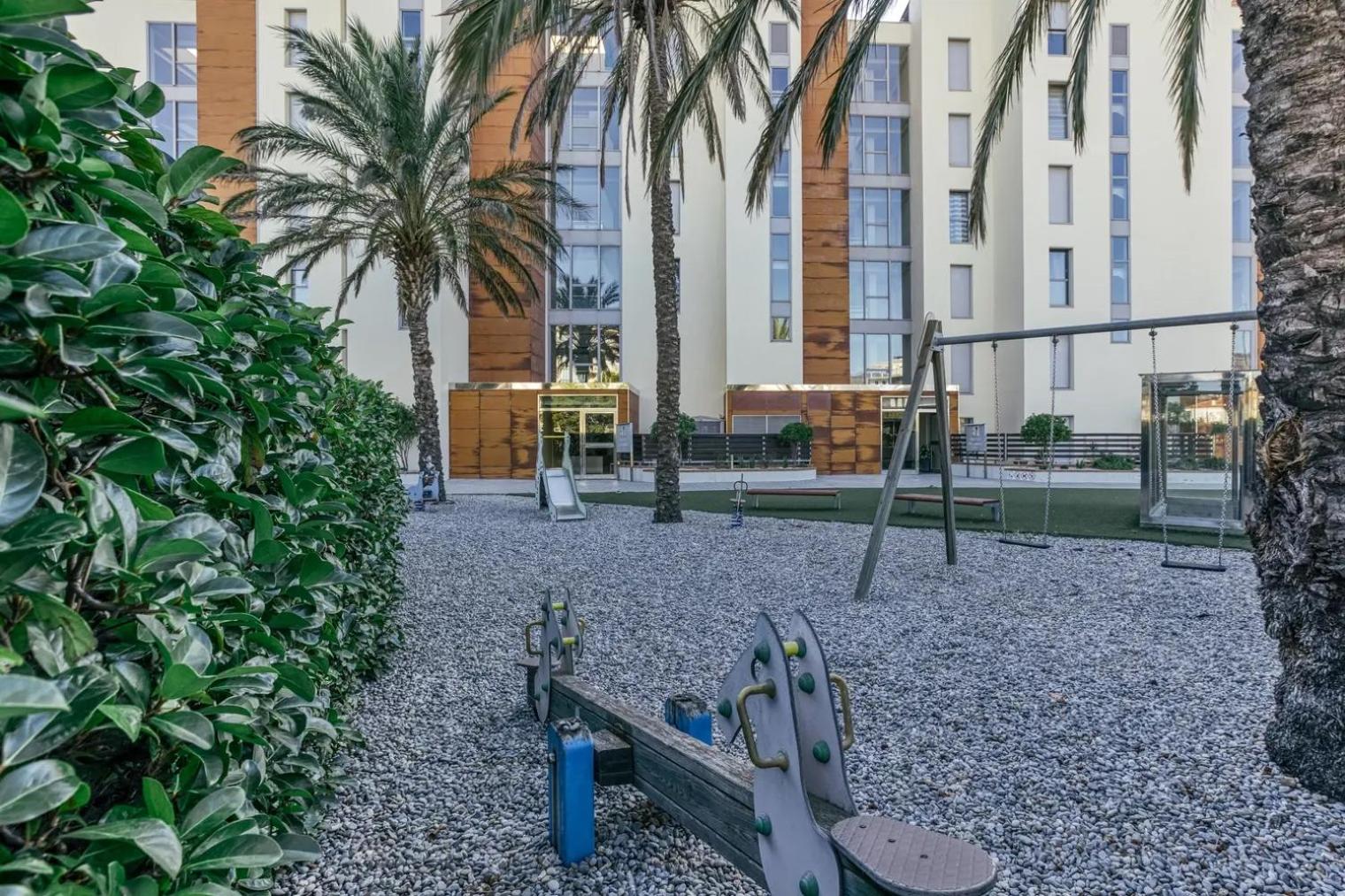 Apartament amb piscina i zona enjardinada