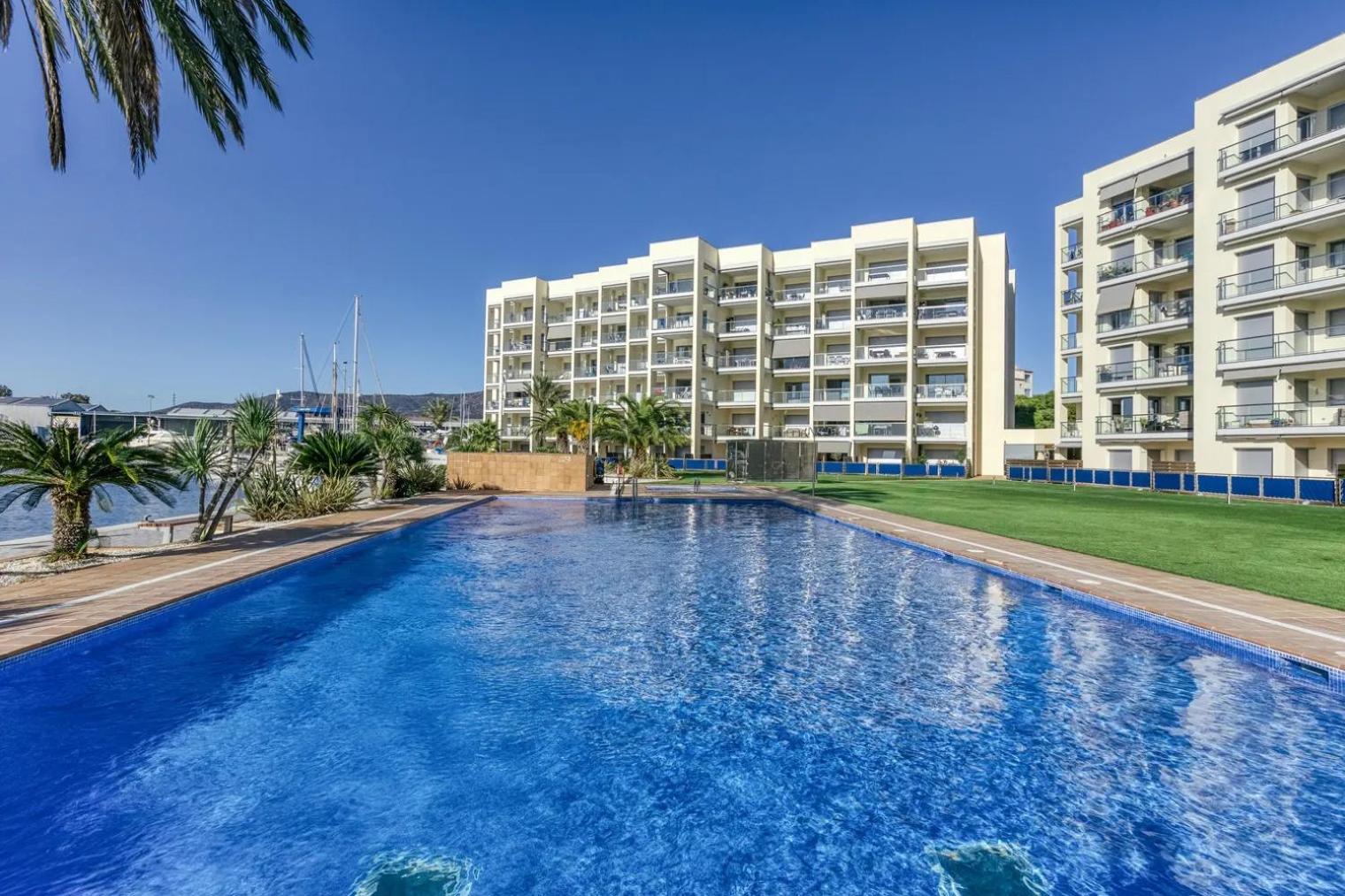 Apartament amb piscina i zona enjardinada