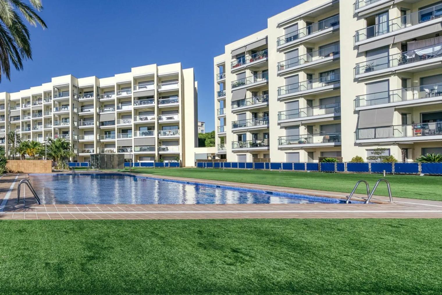 Apartament amb piscina i zona enjardinada
