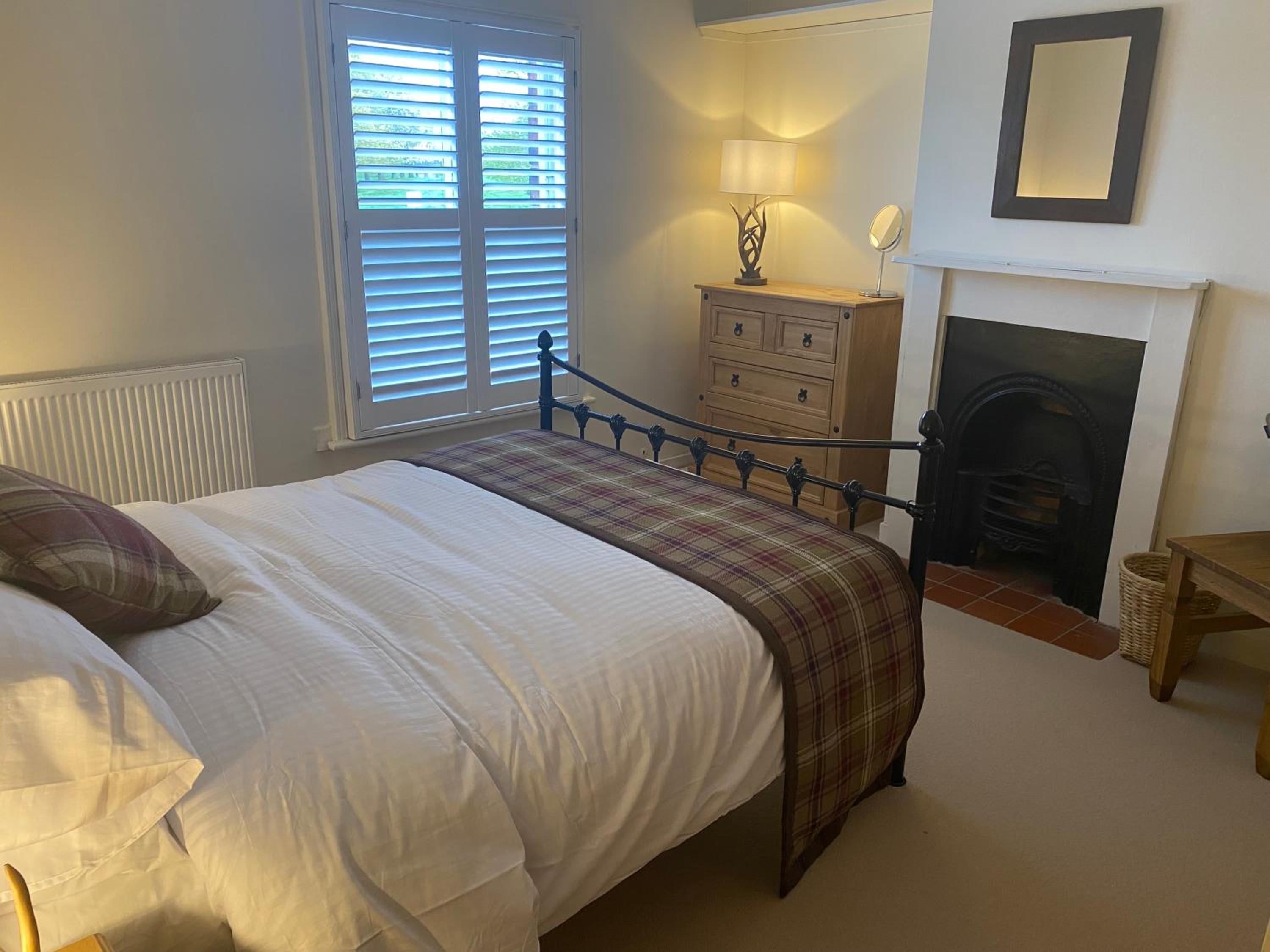 A charming and stylish country cottage. view 3