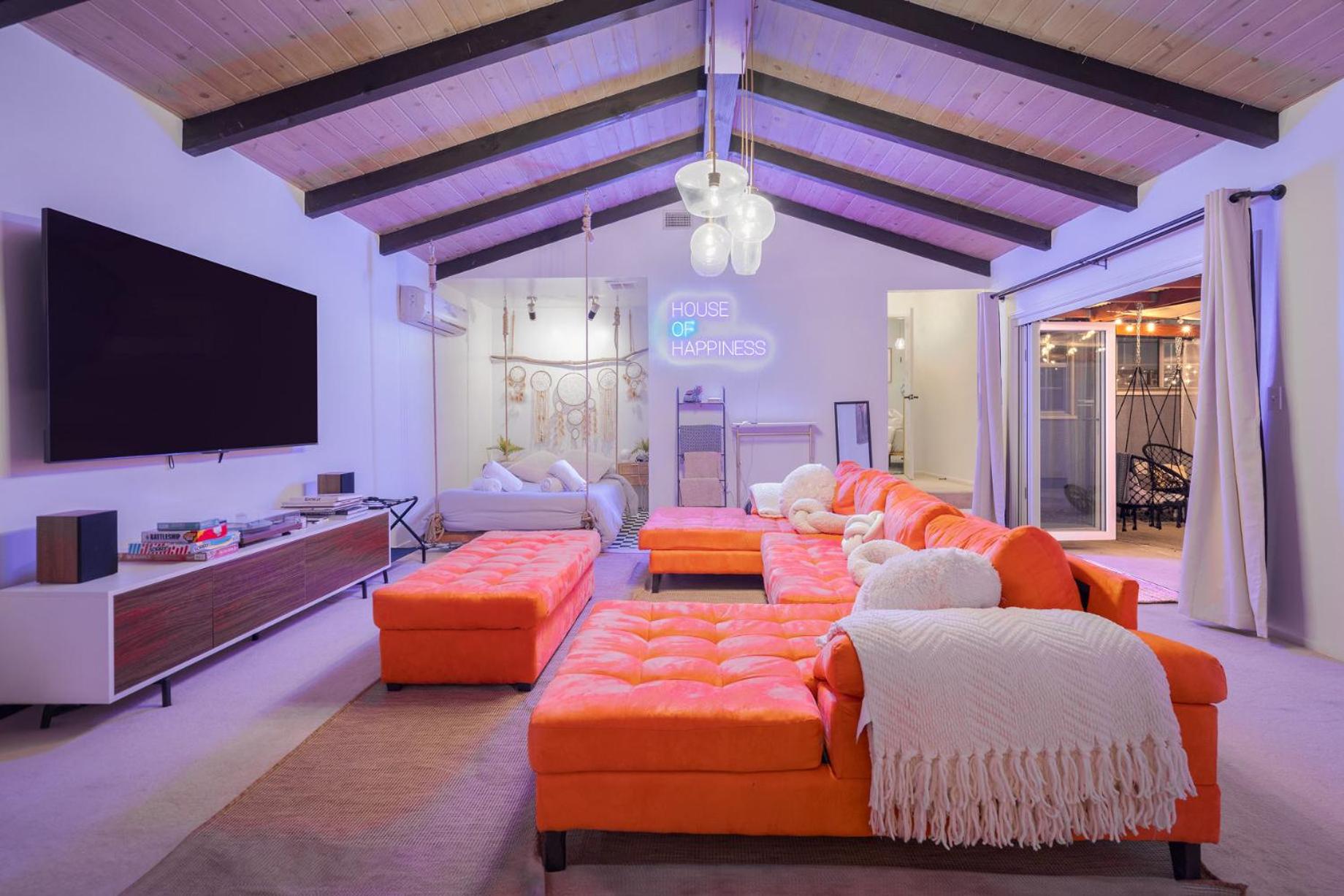 Angel&Rose Universal Hollywood Heated Pool House King Bed