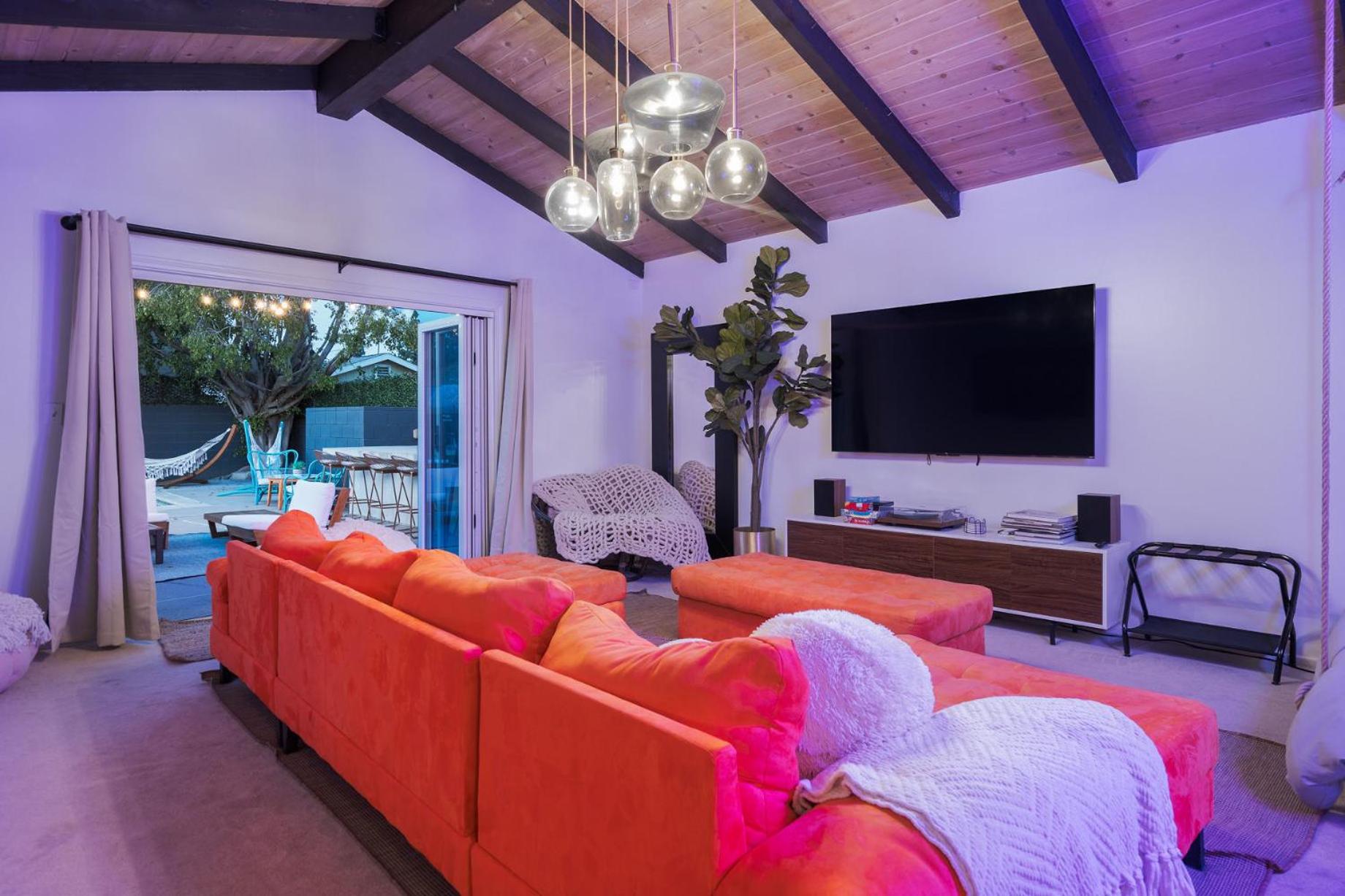 Angel&Rose Universal Hollywood Heated Pool House King Bed