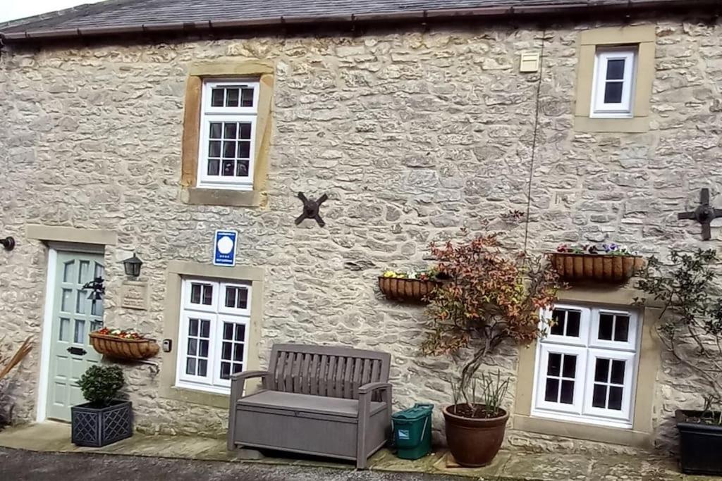 Peak District - 1 Harrow Cottage - Great Longstone view 2