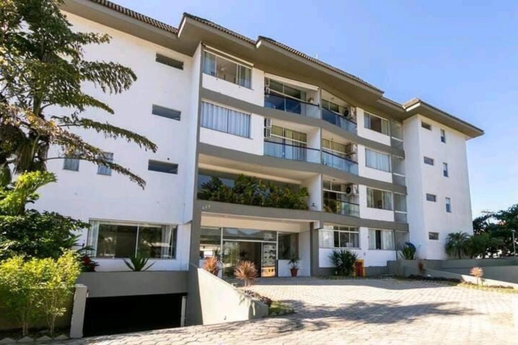 Excelente apartamento nr 317, 2dormitórios, Pé na Areia Praia das Toninhas com Piscina