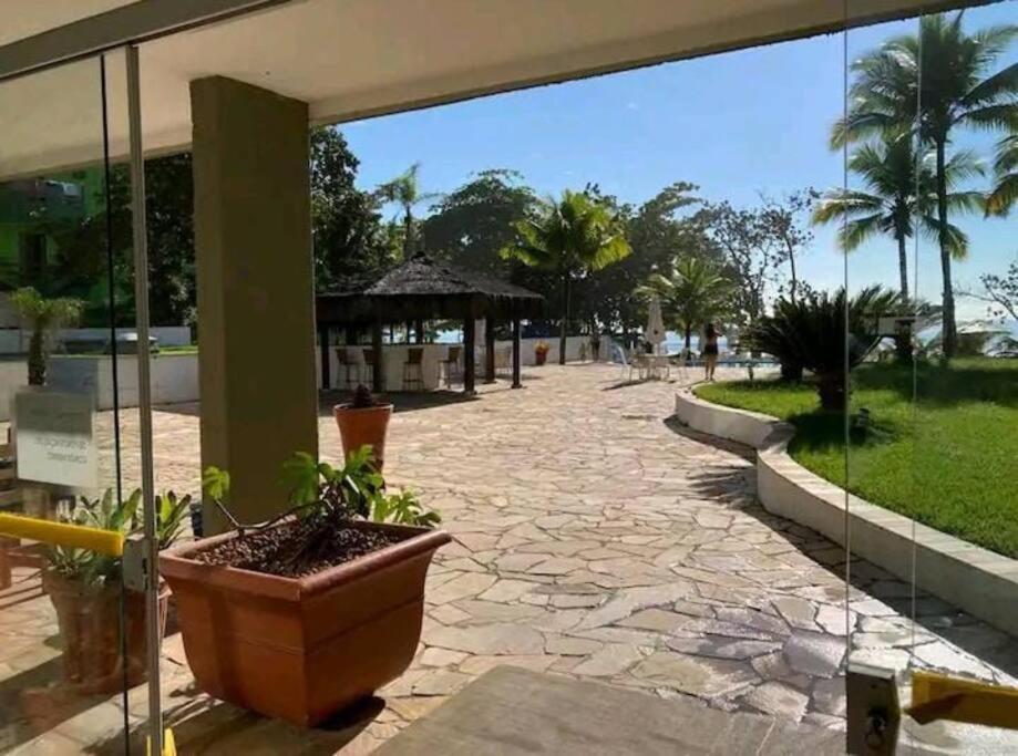 Excelente apartamento nr 317, 2dormitórios, Pé na Areia Praia das Toninhas com Piscina