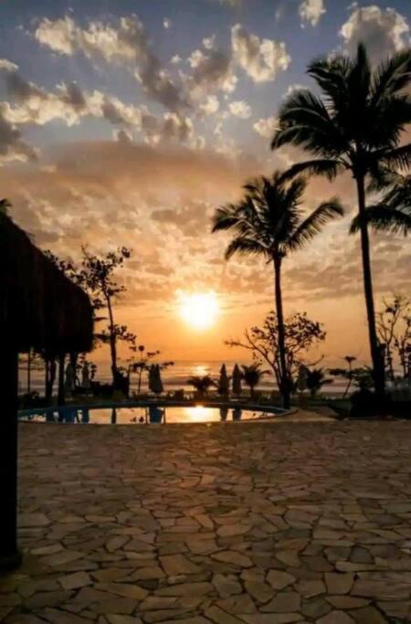 Excelente apartamento nr 317, 2dormitórios, Pé na Areia Praia das Toninhas com Piscina