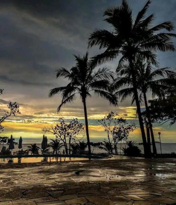Excelente apartamento nr 317, 2dormitórios, Pé na Areia Praia das Toninhas com Piscina