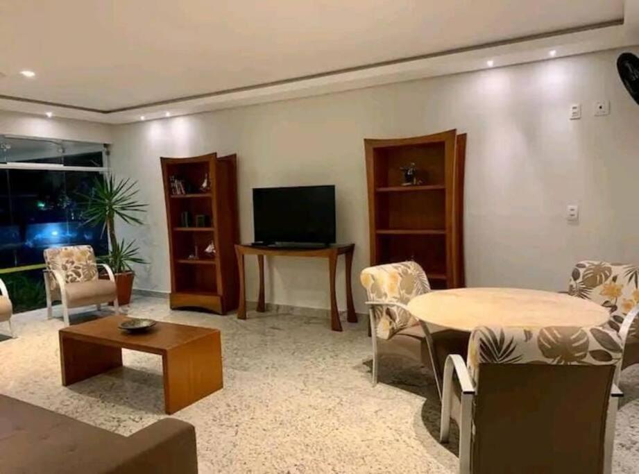 Excelente apartamento nr 317, 2dormitórios, Pé na Areia Praia das Toninhas com Piscina