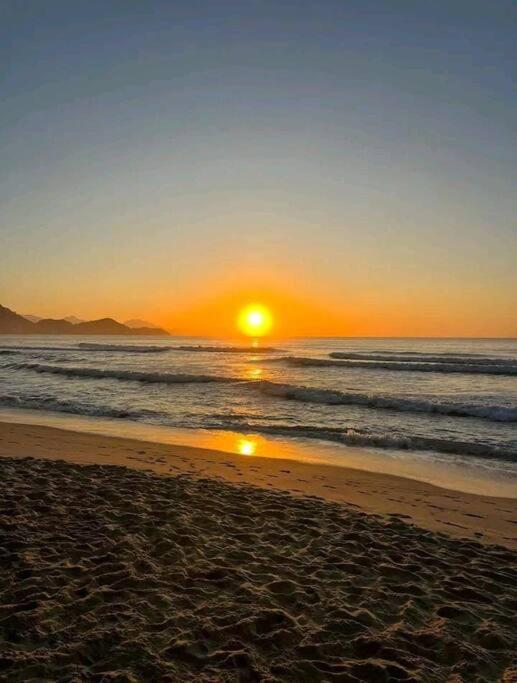 Excelente apartamento nr 317, 2dormitórios, Pé na Areia Praia das Toninhas com Piscina