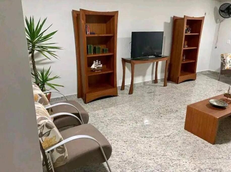 Excelente apartamento nr 317, 2dormitórios, Pé na Areia Praia das Toninhas com Piscina
