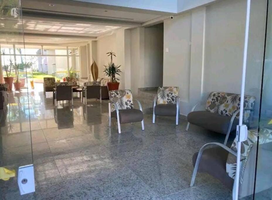 Excelente apartamento nr 317, 2dormitórios, Pé na Areia Praia das Toninhas com Piscina