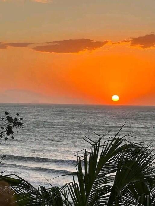 Excelente apartamento nr 317, 2dormitórios, Pé na Areia Praia das Toninhas com Piscina