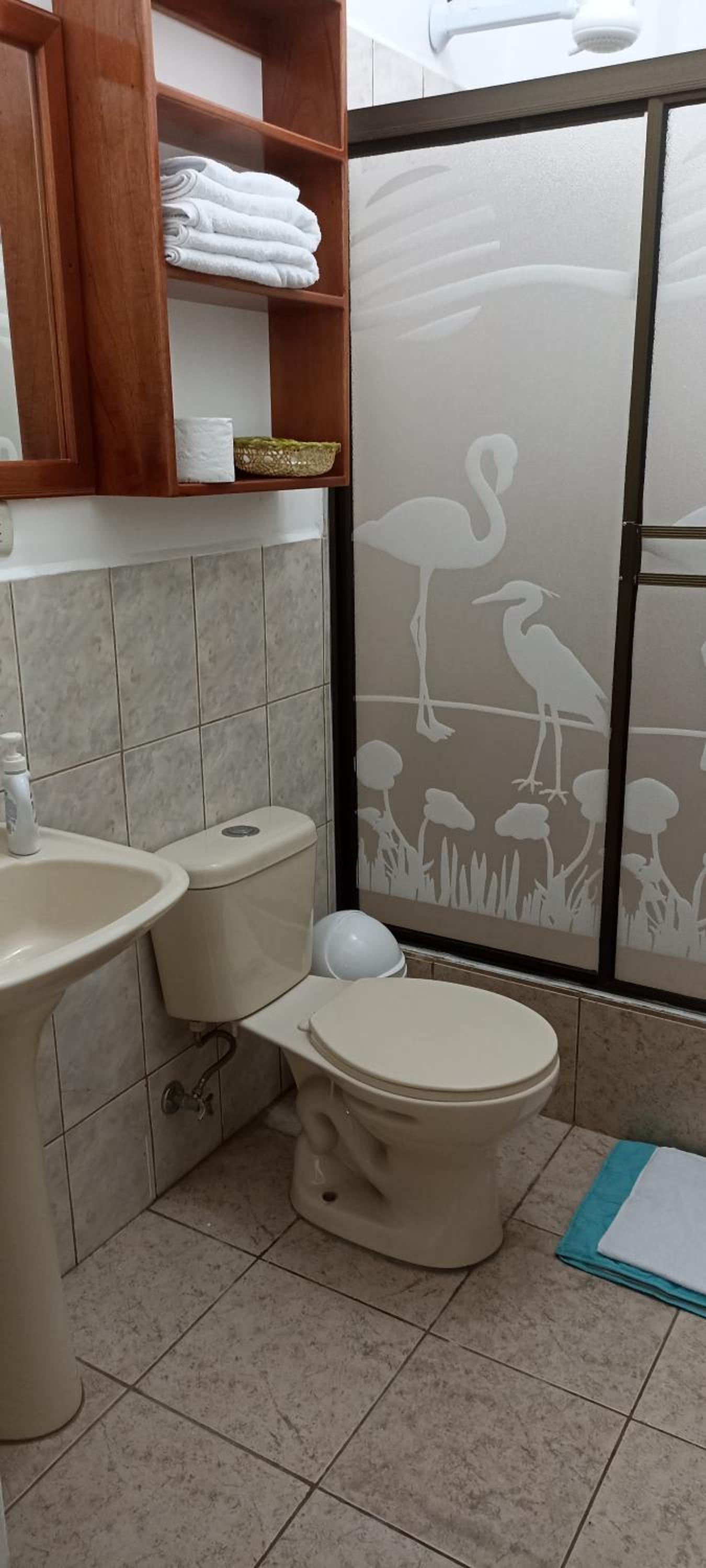 Teresita's House Suites con cocina privada , ideal para parejas, AC, wifi agua caliente, cerca del aeropuerto, a pocos pasos del malecón San Cristóbal