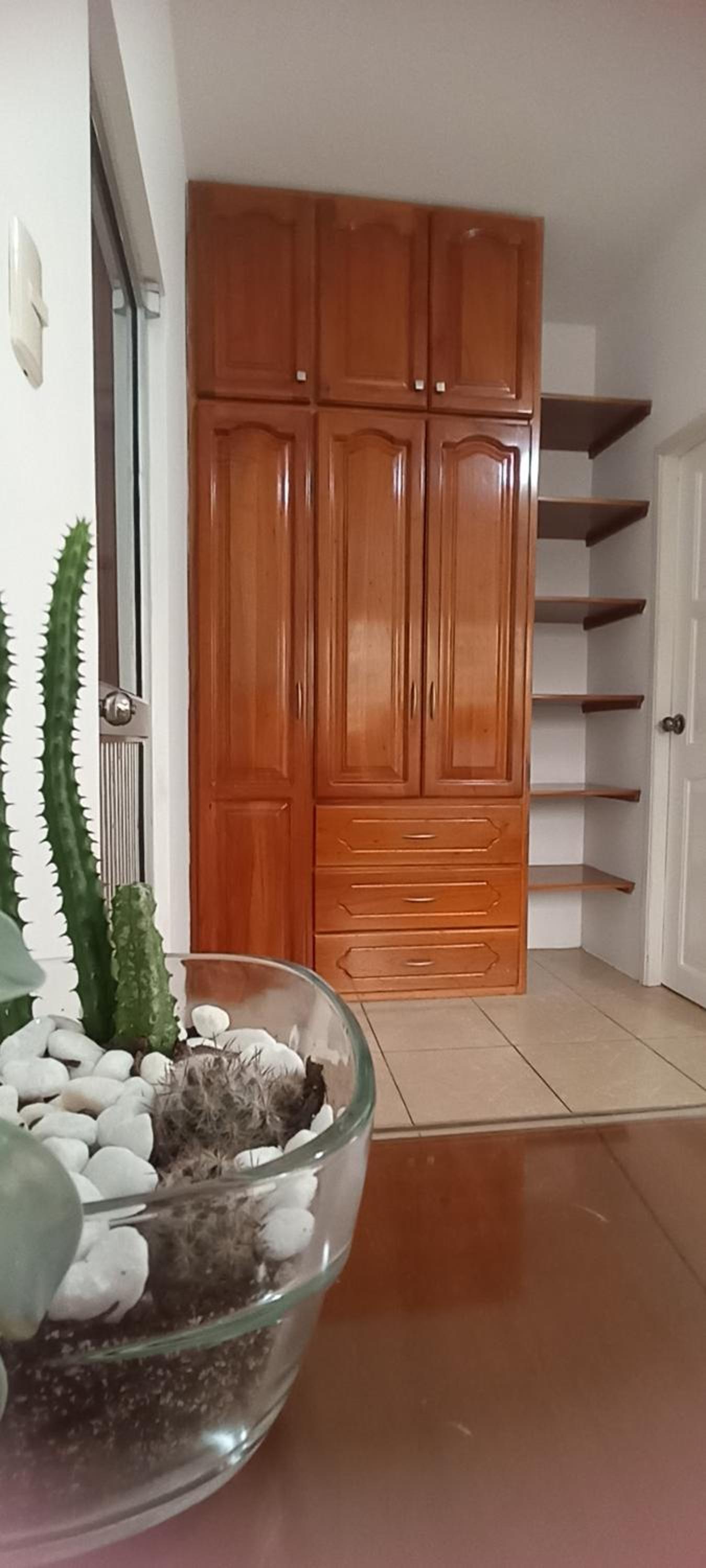 Teresita's House Suites con cocina privada , ideal para parejas, AC, wifi agua caliente, cerca del aeropuerto, a pocos pasos del malecón San Cristóbal