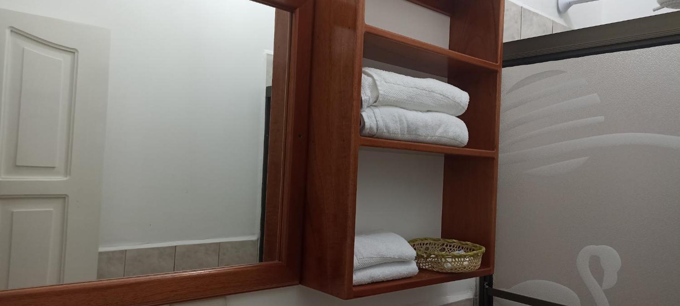Teresita's House Suites con cocina privada , ideal para parejas, AC, wifi agua caliente, cerca del aeropuerto, a pocos pasos del malecón San Cristóbal