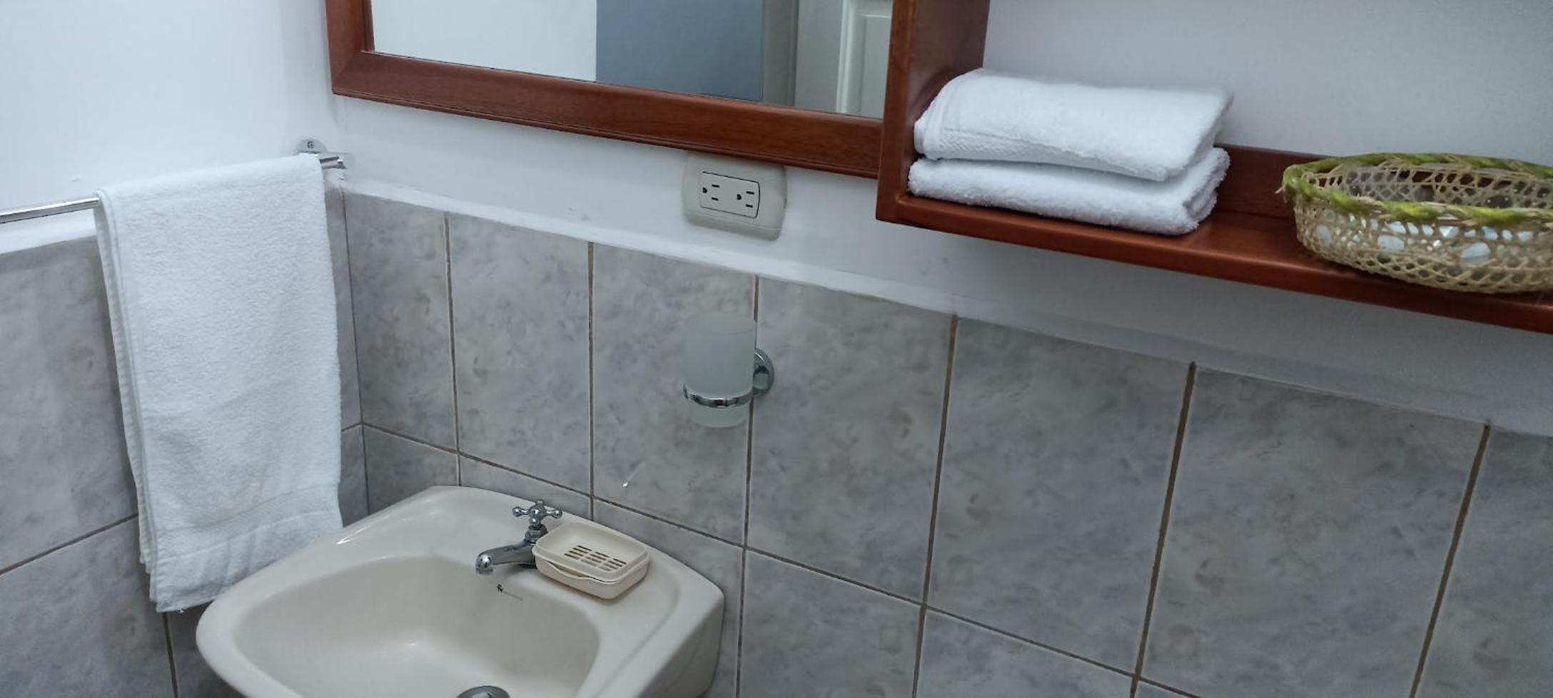 Teresita's House Suites con cocina privada , ideal para parejas, AC, wifi agua caliente, cerca del aeropuerto, a pocos pasos del malecón San Cristóbal