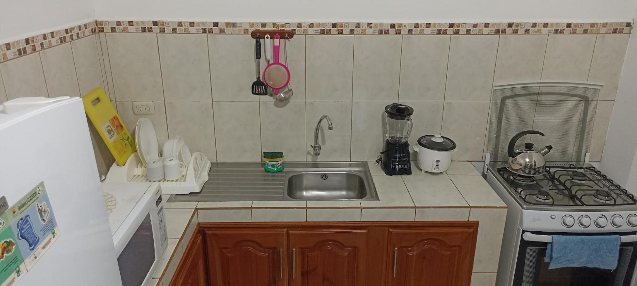 Teresita's House Suites con cocina privada , ideal para parejas, AC, wifi agua caliente, cerca del aeropuerto, a pocos pasos del malecón San Cristóbal