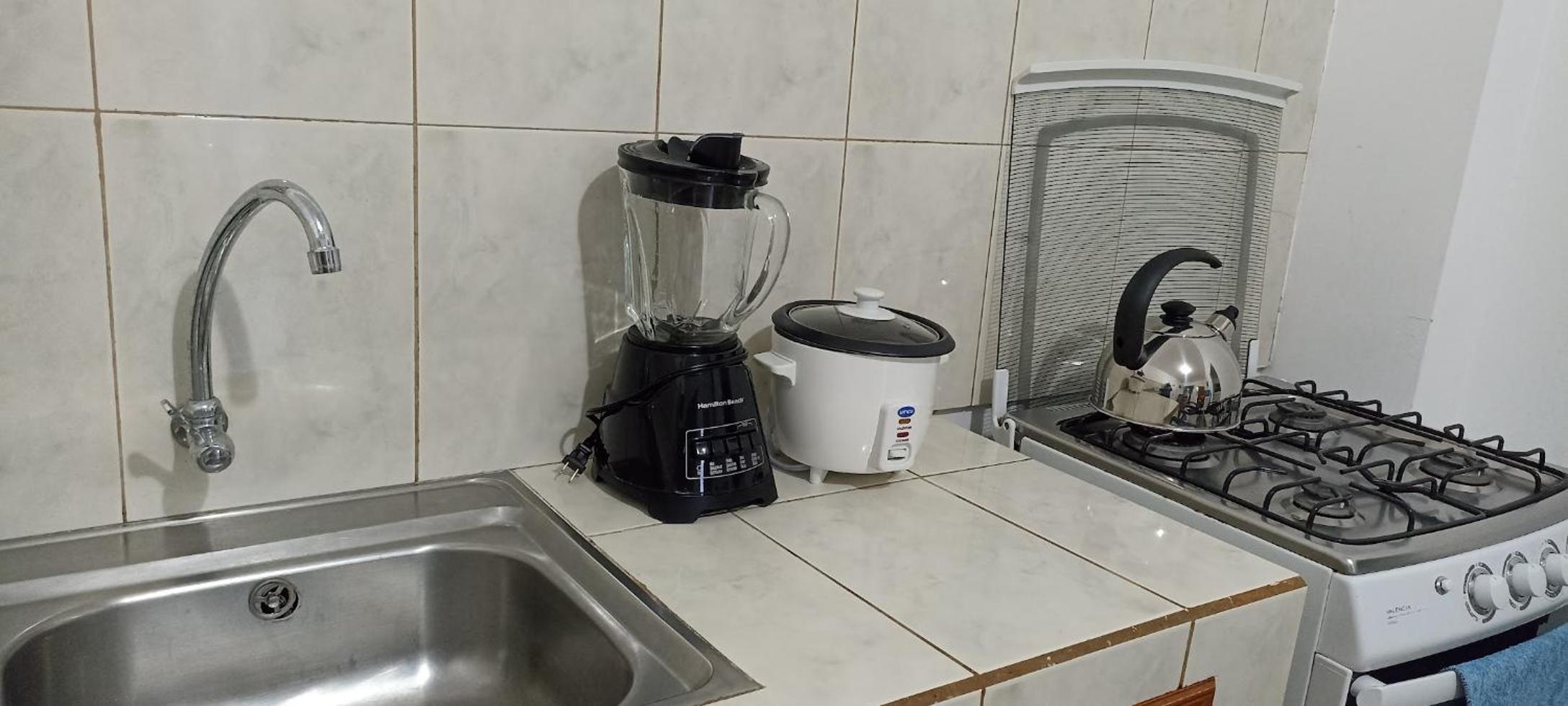 Teresita's House Suites con cocina privada , ideal para parejas, AC, wifi agua caliente, cerca del aeropuerto, a pocos pasos del malecón San Cristóbal
