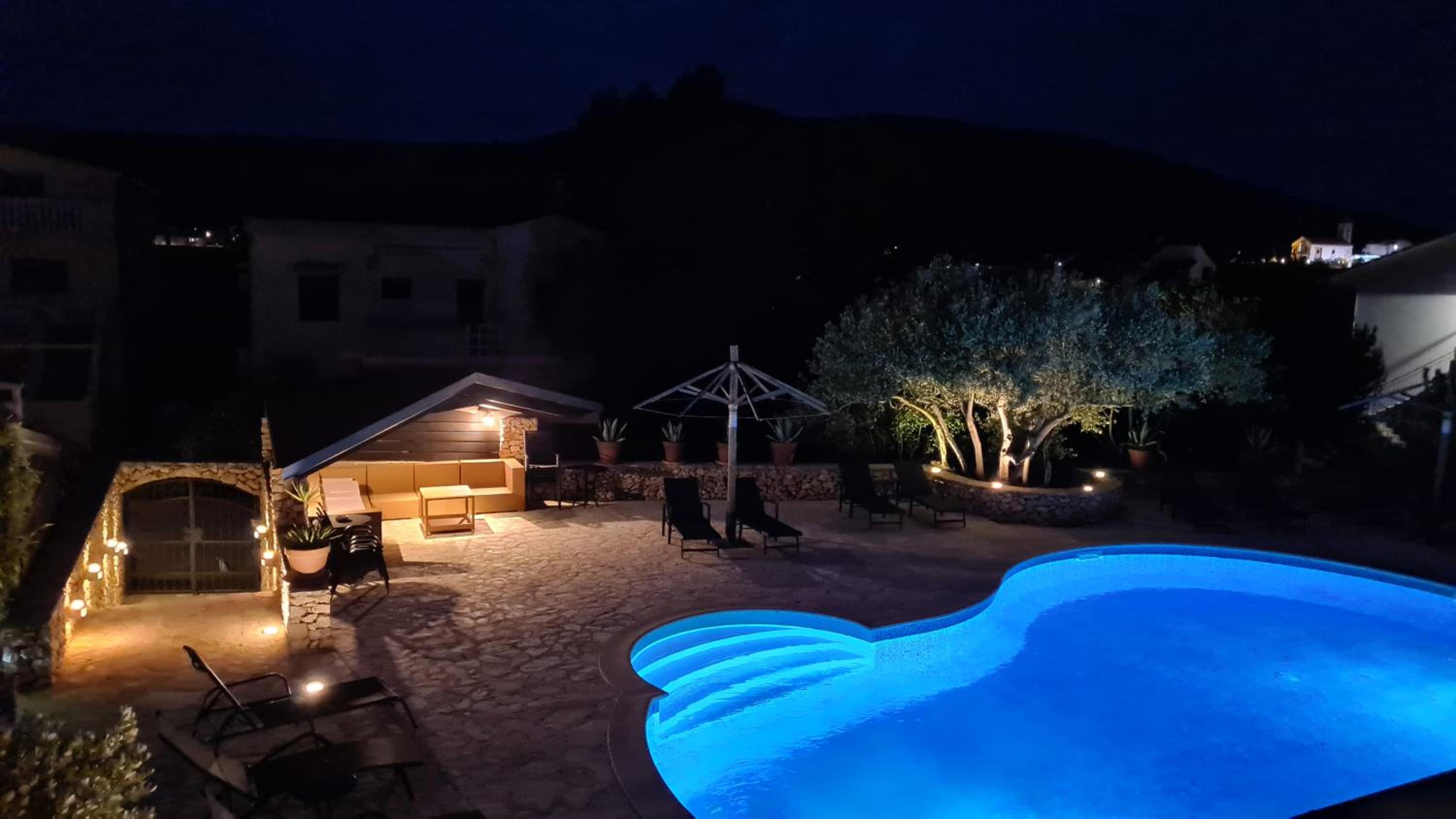 Red House Apartment With Swimming Pool view 2