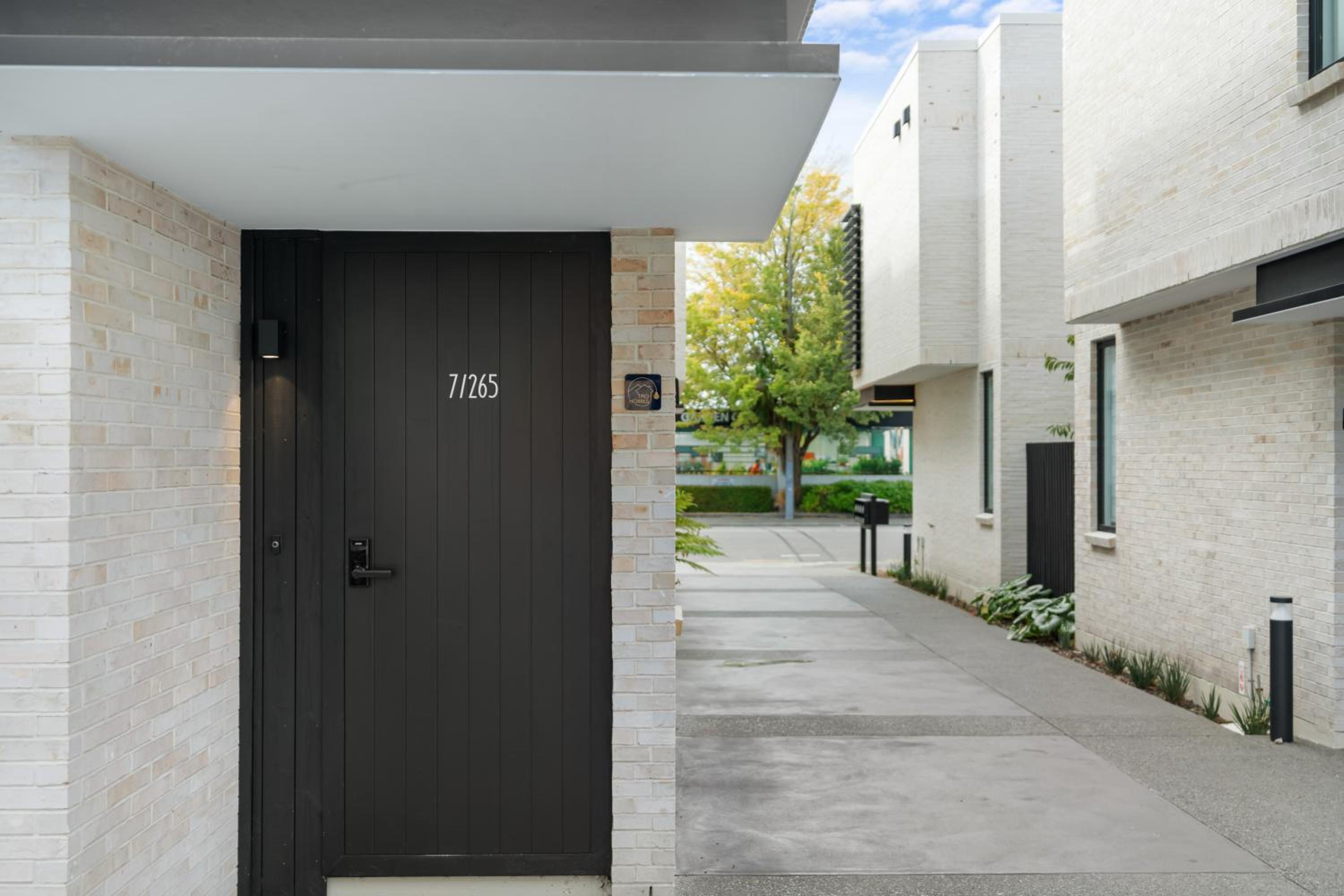 Luxurious City Retreat 3 Bed 3 Bath Near CBD view 2