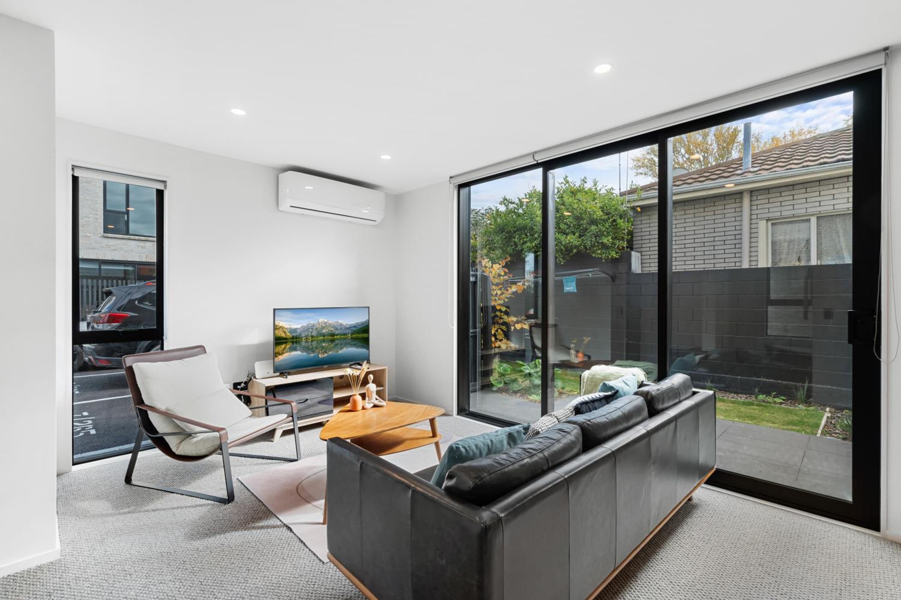 Luxurious City Retreat 3 Bed 3 Bath Near CBD view 4