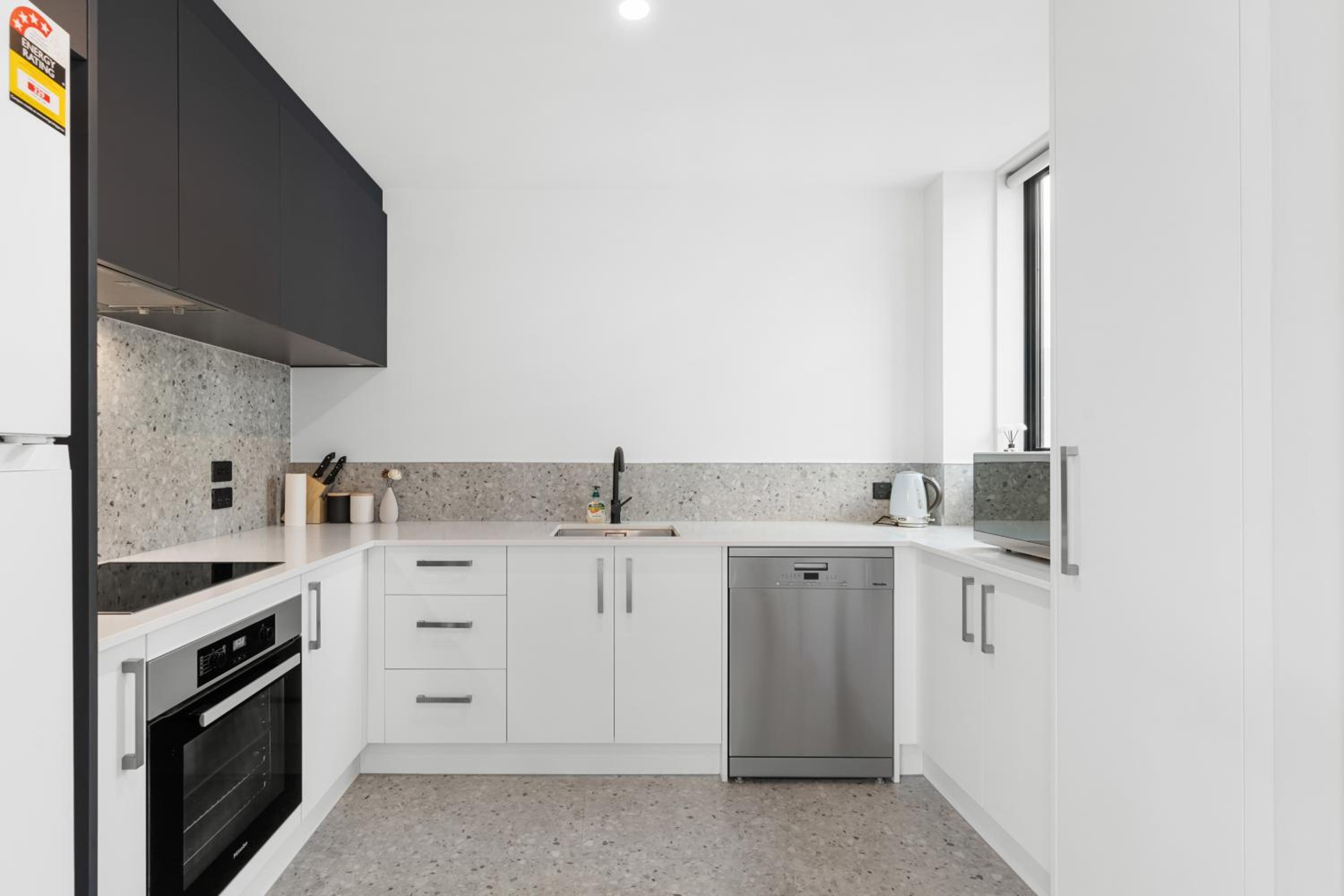 Luxurious City Retreat 3 Bed 3 Bath Near CBD view 5
