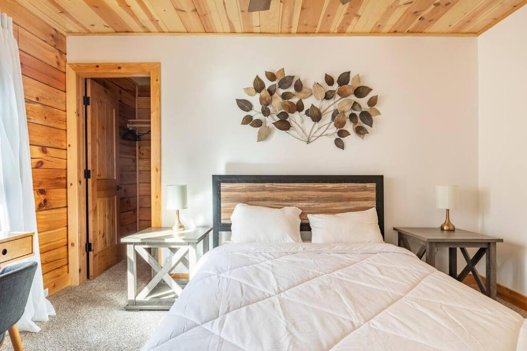 Modern Family Cabin mins to Lake, Slopes & Hikes view 2