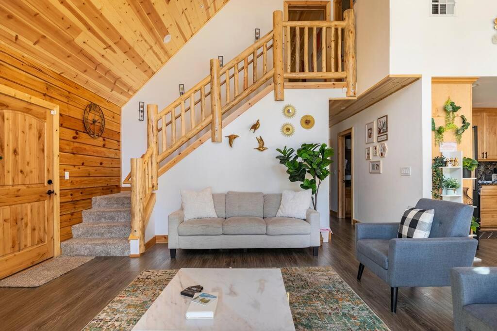 Modern Family Cabin mins to Lake, Slopes & Hikes view 4