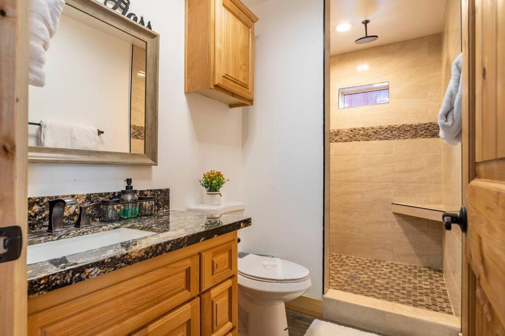 Modern Family Cabin mins to Lake, Slopes & Hikes view 5