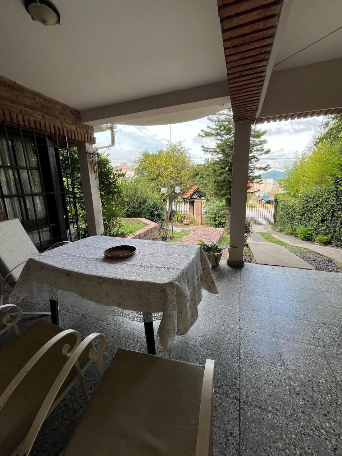 CASA GRAND BOURG CON MAGNÍFICA VISTA Y PILETA