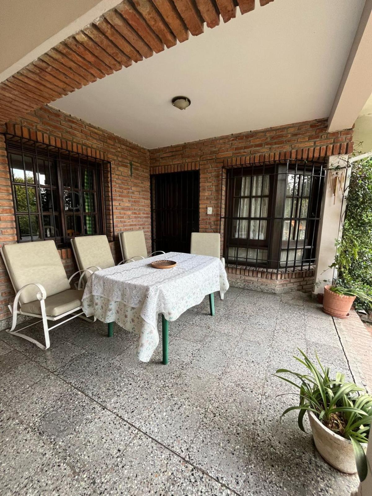 CASA GRAND BOURG CON MAGNÍFICA VISTA Y PILETA