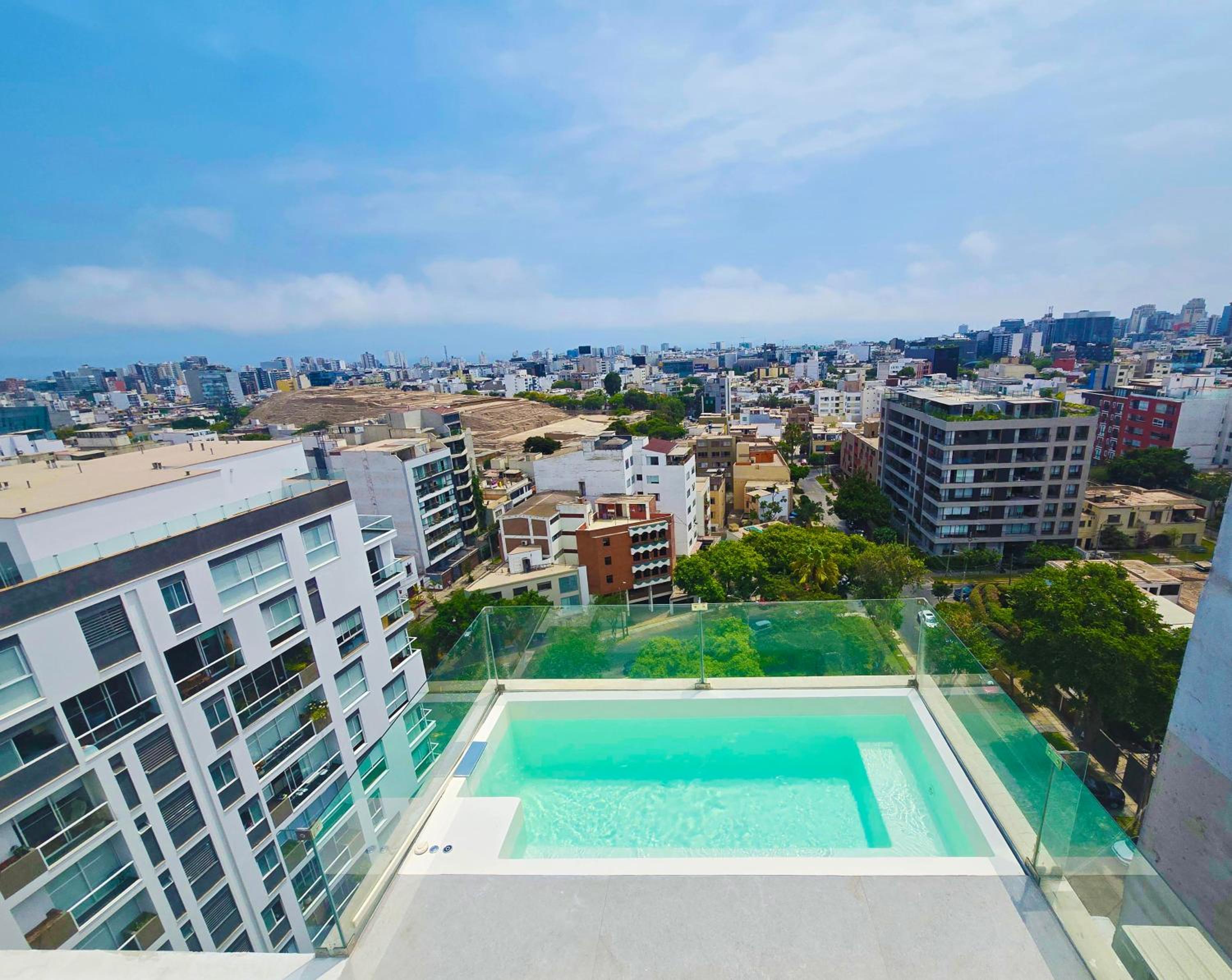 Penthouse Luxe private Jacuzzi King AC view 3