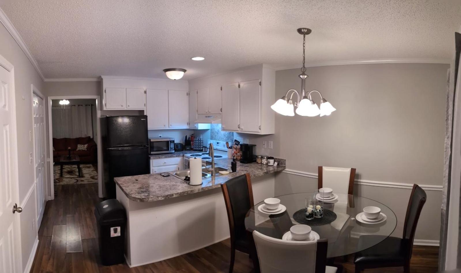 Townhouse near shopping/dining