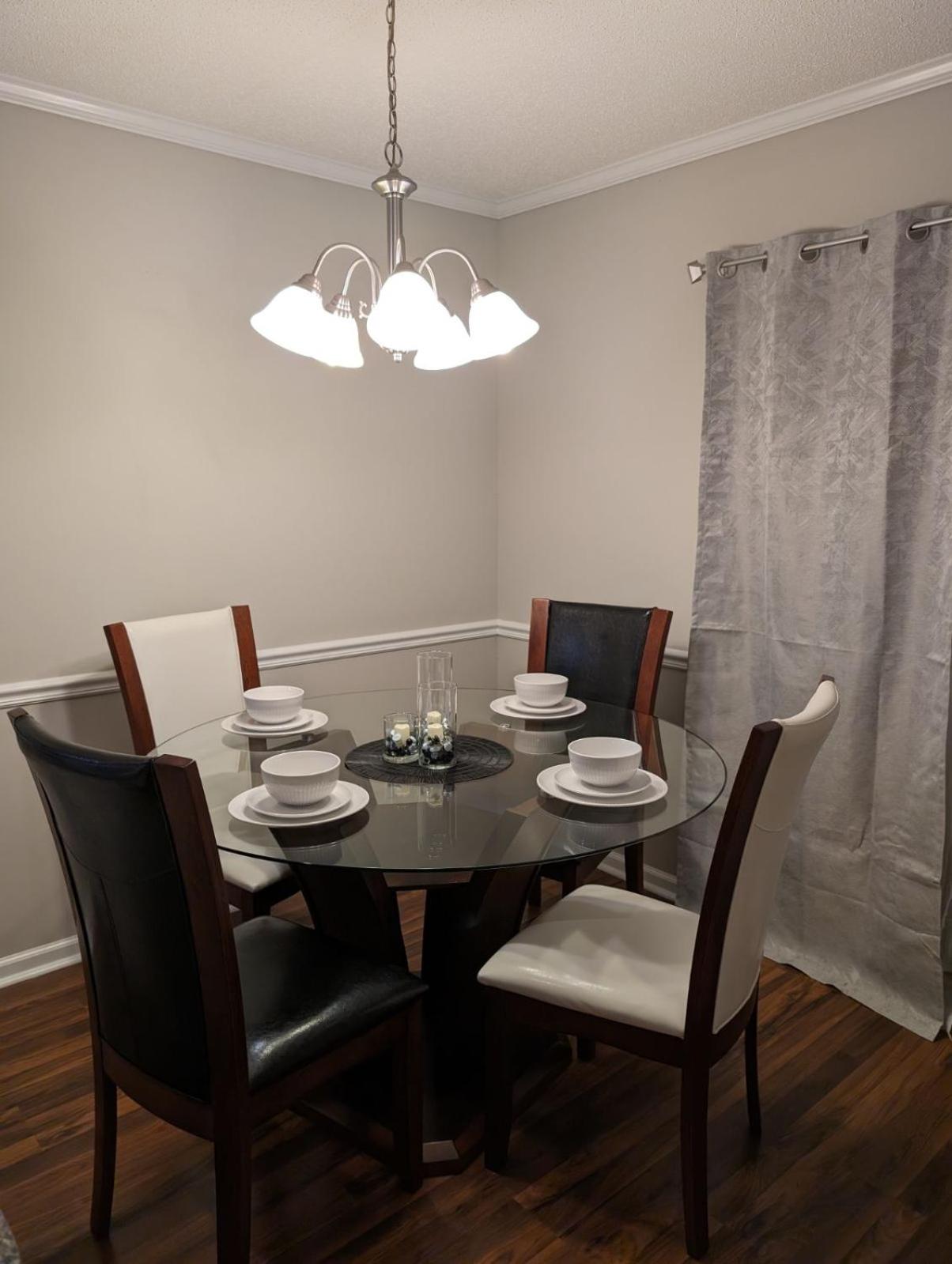 Townhouse near shopping/dining