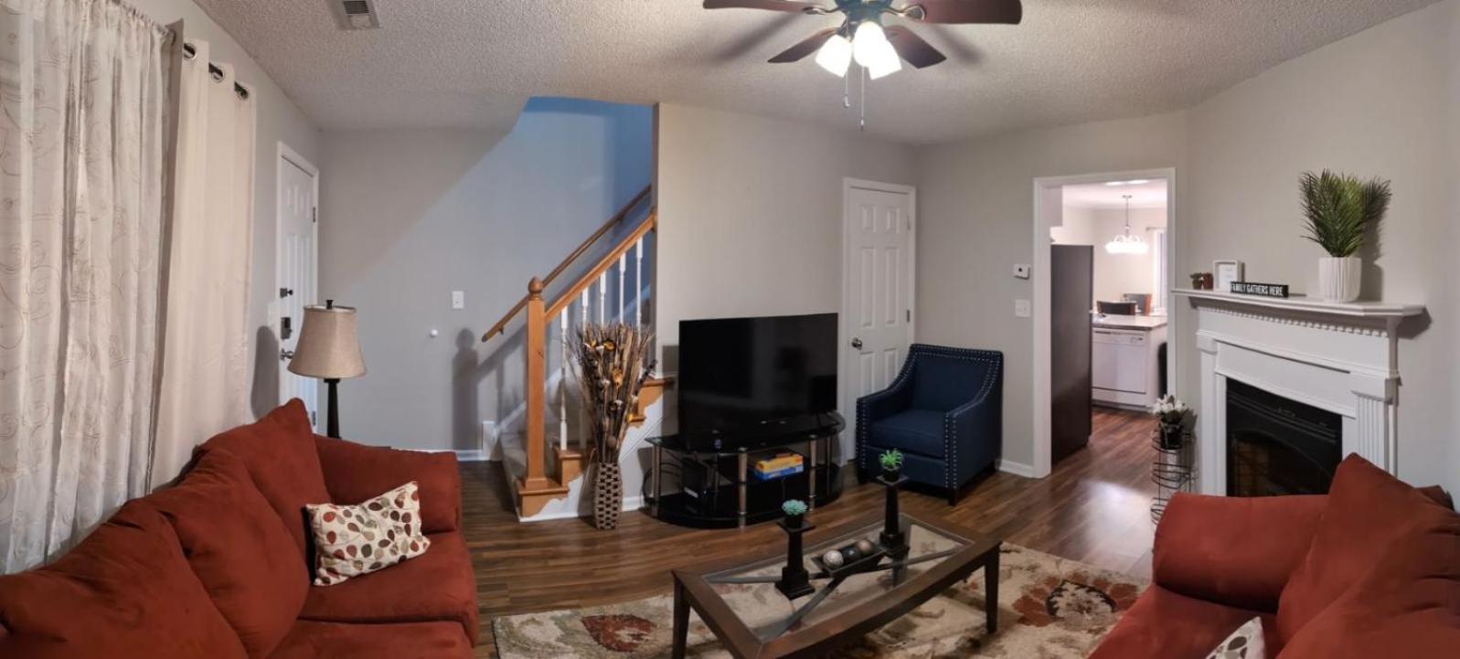 Townhouse near shopping/dining