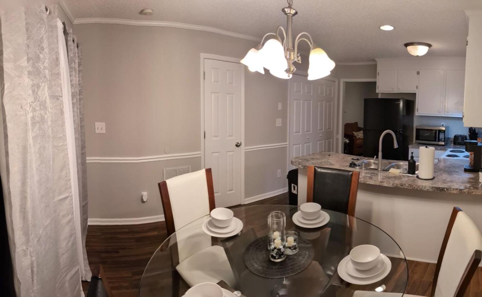 Townhouse near shopping/dining