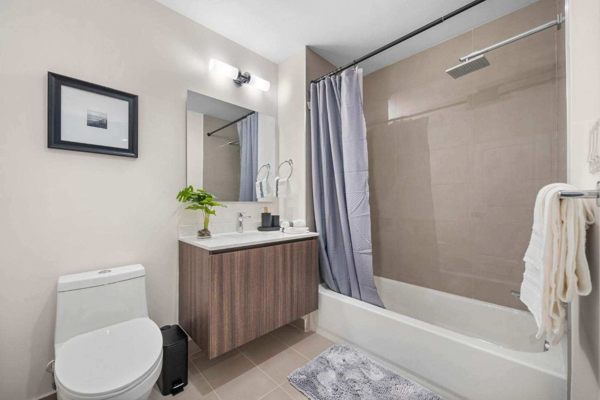 Stylish Condo, Walk to Dining, 5 Min to Beach view 5