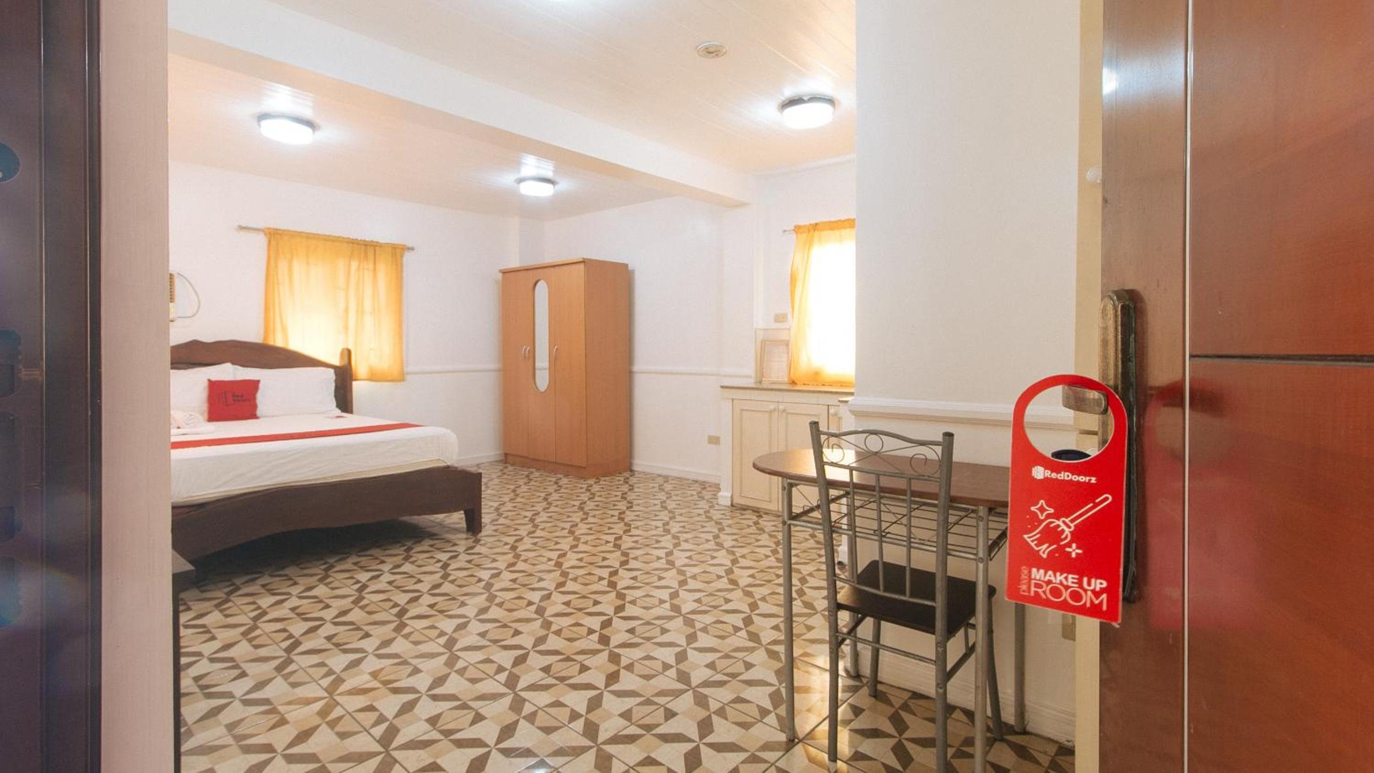 RedDoorz @ Moss Hotel Guevarra Dasmarinas view 5