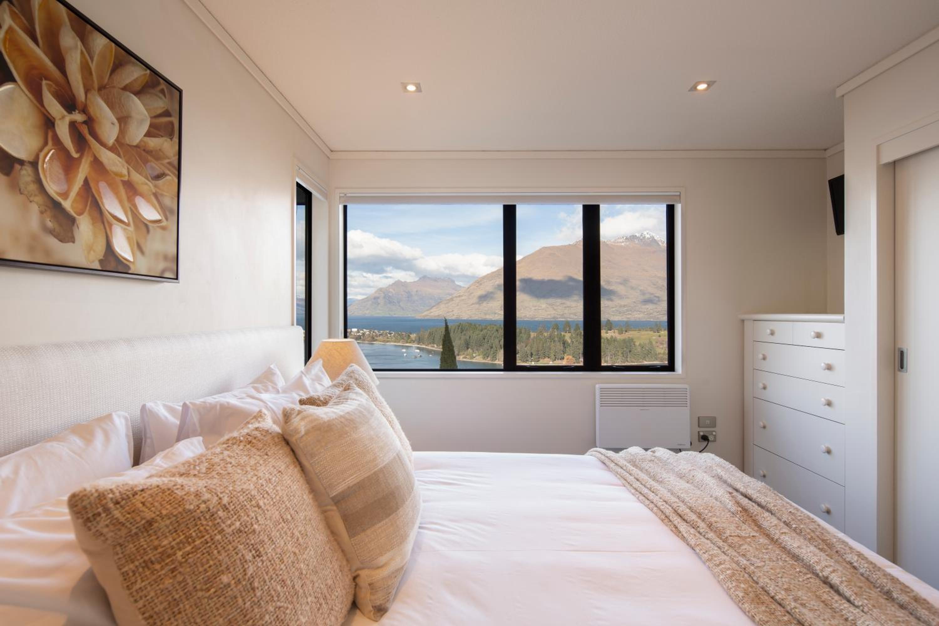 QT Paradise: Panoramic Views & Elegant Comfort view 5