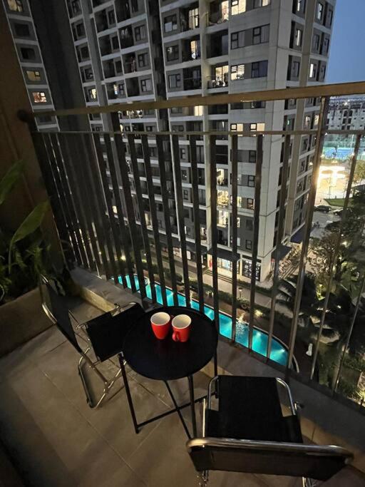 2BR Vinhomes Apartment Swimming pool & villa view view 2
