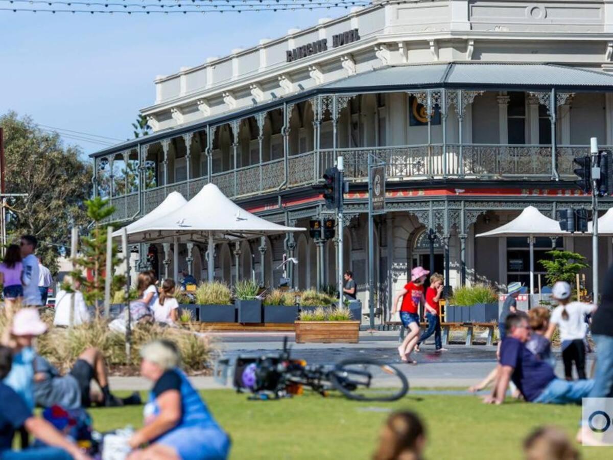 Henley Beach Seaside Escape