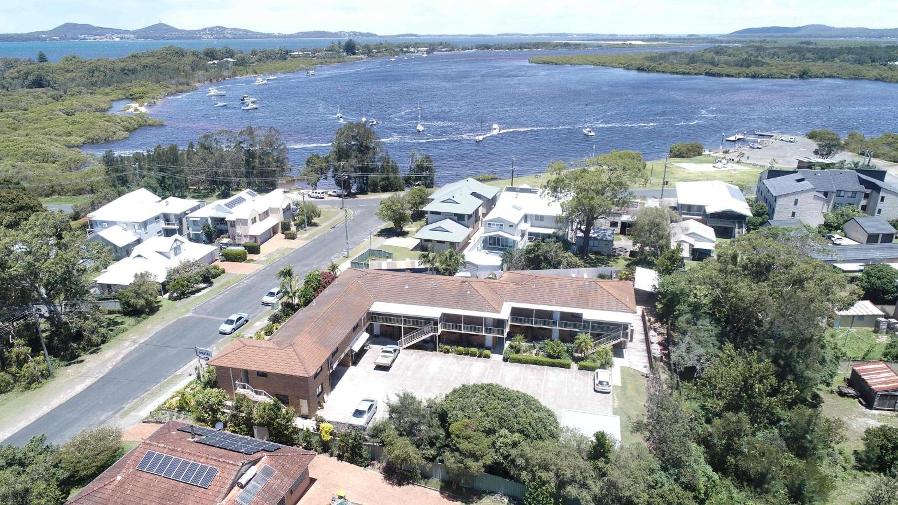 Hawks Nest Motel